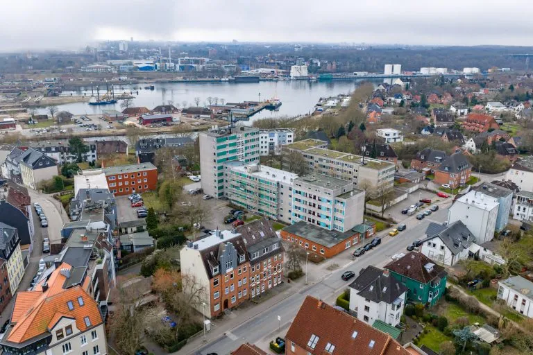 Moellerherm Immobilien - Immobilienangebot - Kiel / Holtenau - Alle - Modernes Wohnen mit Geschichte: Etagenwohnung in erstklassigem Zustand