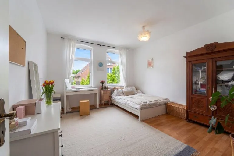 Moellerherm Immobilien - Immobilienangebot - Kiel / Holtenau - Alle - Modernes Wohnen mit Geschichte: Etagenwohnung in erstklassigem Zustand