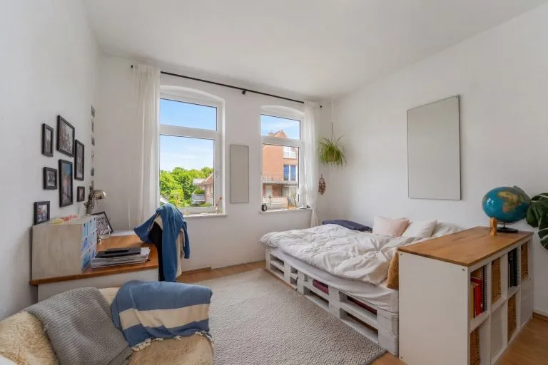 Moellerherm Immobilien - Immobilienangebot - Kiel / Holtenau - Alle - Modernes Wohnen mit Geschichte: Etagenwohnung in erstklassigem Zustand