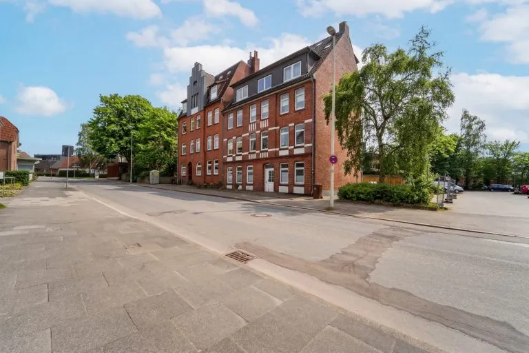 Moellerherm Immobilien - Immobilienangebot - Kiel / Holtenau - Alle - Modernes Wohnen mit Geschichte: Etagenwohnung in erstklassigem Zustand