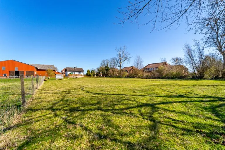 Moellerherm Immobilien - Immobilienangebot - Fehmarn / Wenkendorf - Alle - Idyllisches Wohnen am Knick - Zwei Baugrundstücke (EFH/DHH) mit Vorbescheid in Ostseenähe auf Fehmarn (Wenkendorf)