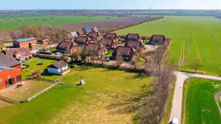 Moellerherm Immobilien - Immobilienangebot - Fehmarn / Wenkendorf - Alle - Idyllisches Wohnen am Knick - Zwei Baugrundstücke (EFH/DHH) mit Vorbescheid in Ostseenähe auf Fehmarn (Wenkendorf)