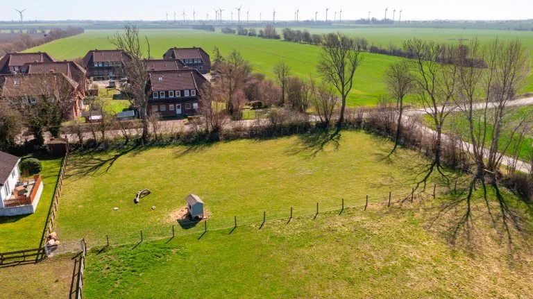 Moellerherm Immobilien - Immobilienangebot - Fehmarn / Wenkendorf - Alle - Idyllisches Wohnen am Knick - Zwei Baugrundstücke (EFH/DHH) mit Vorbescheid in Ostseenähe auf Fehmarn (Wenkendorf)