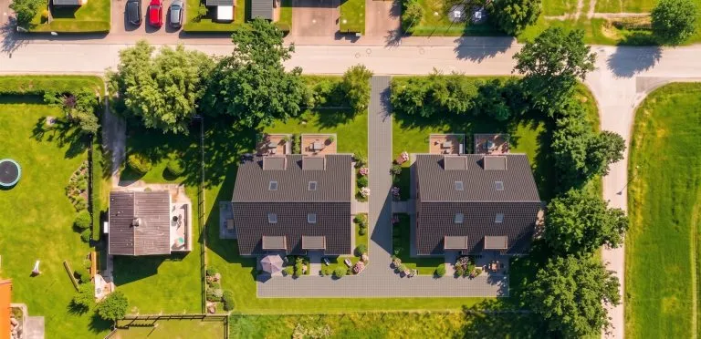 Moellerherm Immobilien - Immobilienangebot - Fehmarn / Wenkendorf - Alle - Idyllisches Wohnen am Knick - Zwei Baugrundstücke (EFH/DHH) mit Vorbescheid in Ostseenähe auf Fehmarn (Wenkendorf)