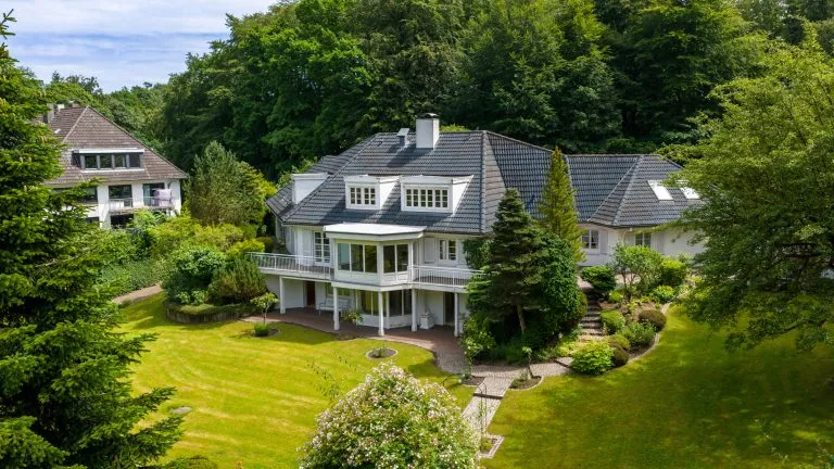 Moellerherm Immobilien - Immobilienangebot - Glücksburg - Alle - Eine Villa, die nicht vergleichbar ist – außergewöhnliches Anwesen mit 14 Zimmern, Aufzug und parkähnlichem Grundstück nahe der Ostsee