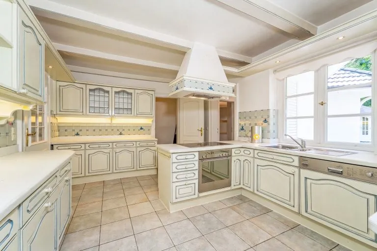 Moellerherm Immobilien - Immobilienangebot - Glücksburg - Alle - Eine Villa, die nicht vergleichbar ist – außergewöhnliches Anwesen mit 14 Zimmern, Aufzug und parkähnlichem Grundstück nahe der Ostsee
