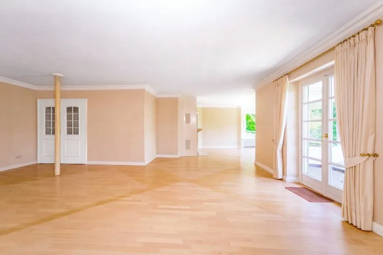 Moellerherm Immobilien - Immobilienangebot - Glücksburg - Alle - Eine Villa, die nicht vergleichbar ist – außergewöhnliches Anwesen mit 14 Zimmern, Aufzug und parkähnlichem Grundstück nahe der Ostsee