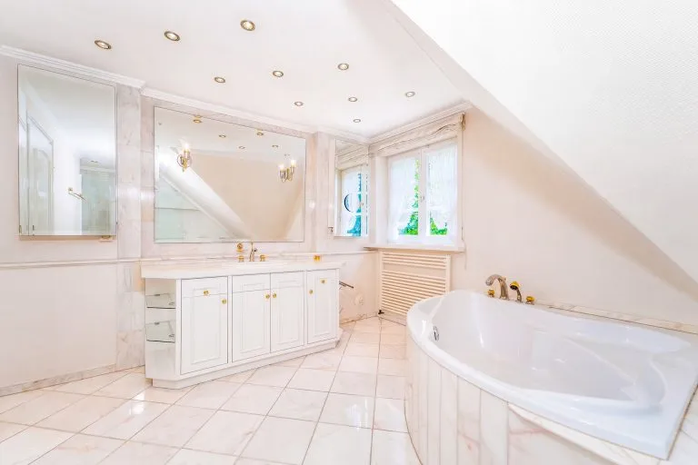 Moellerherm Immobilien - Immobilienangebot - Glücksburg - Alle - Eine Villa, die nicht vergleichbar ist – außergewöhnliches Anwesen mit 14 Zimmern, Aufzug und parkähnlichem Grundstück nahe der Ostsee