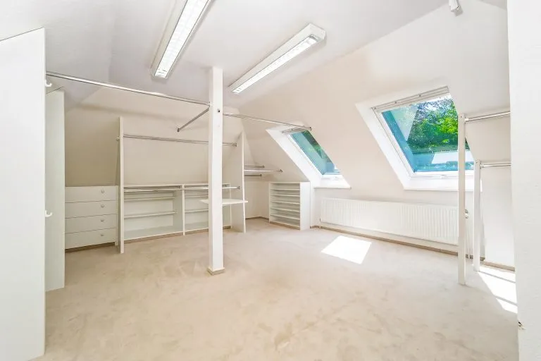 Moellerherm Immobilien - Immobilienangebot - Glücksburg - Alle - Eine Villa, die nicht vergleichbar ist – außergewöhnliches Anwesen mit 14 Zimmern, Aufzug und parkähnlichem Grundstück nahe der Ostsee