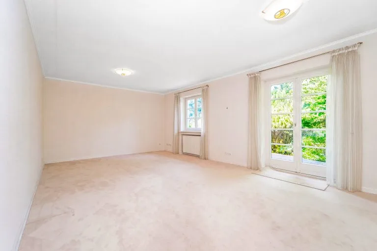 Moellerherm Immobilien - Immobilienangebot - Glücksburg - Alle - Eine Villa, die nicht vergleichbar ist – außergewöhnliches Anwesen mit 14 Zimmern, Aufzug und parkähnlichem Grundstück nahe der Ostsee