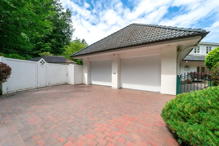 Moellerherm Immobilien - Immobilienangebot - Glücksburg - Alle - Eine Villa, die nicht vergleichbar ist – außergewöhnliches Anwesen mit 14 Zimmern, Aufzug und parkähnlichem Grundstück nahe der Ostsee