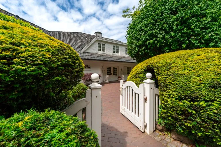 Moellerherm Immobilien - Immobilienangebot - Glücksburg - Alle - Eine Villa, die nicht vergleichbar ist – außergewöhnliches Anwesen mit 14 Zimmern, Aufzug und parkähnlichem Grundstück nahe der Ostsee