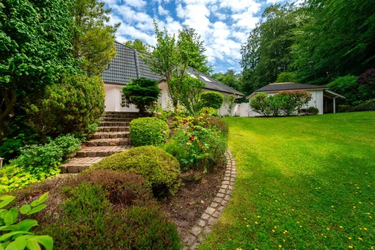 Moellerherm Immobilien - Immobilienangebot - Glücksburg - Alle - Eine Villa, die nicht vergleichbar ist – außergewöhnliches Anwesen mit 14 Zimmern, Aufzug und parkähnlichem Grundstück nahe der Ostsee