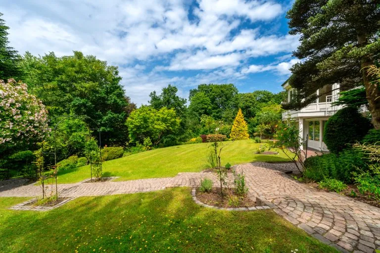 Moellerherm Immobilien - Immobilienangebot - Glücksburg - Alle - Eine Villa, die nicht vergleichbar ist – außergewöhnliches Anwesen mit 14 Zimmern, Aufzug und parkähnlichem Grundstück nahe der Ostsee