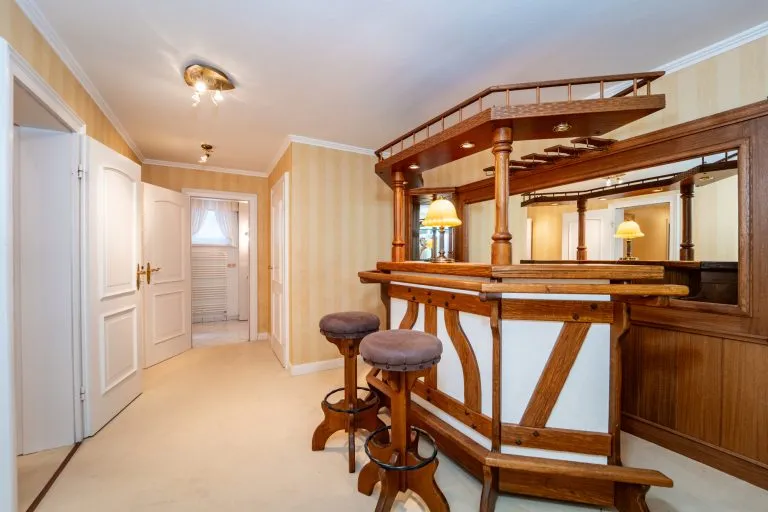 Moellerherm Immobilien - Immobilienangebot - Glücksburg - Alle - Eine Villa, die nicht vergleichbar ist – außergewöhnliches Anwesen mit 14 Zimmern, Aufzug und parkähnlichem Grundstück nahe der Ostsee