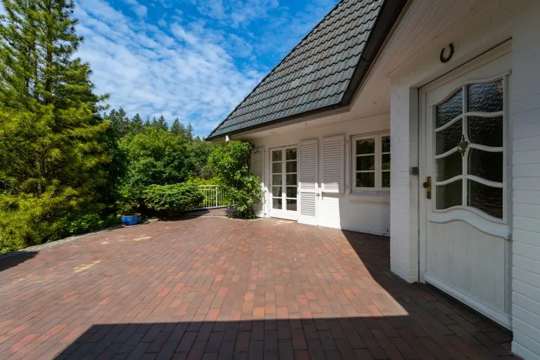 Moellerherm Immobilien - Immobilienangebot - Glücksburg - Alle - Eine Villa, die nicht vergleichbar ist – außergewöhnliches Anwesen mit 14 Zimmern, Aufzug und parkähnlichem Grundstück nahe der Ostsee