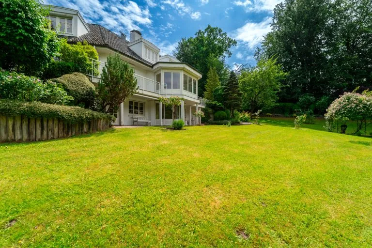 Moellerherm Immobilien - Immobilienangebot - Glücksburg - Alle - Eine Villa, die nicht vergleichbar ist – außergewöhnliches Anwesen mit 14 Zimmern, Aufzug und parkähnlichem Grundstück nahe der Ostsee