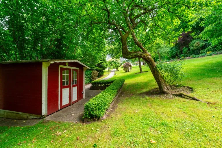Moellerherm Immobilien - Immobilienangebot - Glücksburg - Alle - Eine Villa, die nicht vergleichbar ist – außergewöhnliches Anwesen mit 14 Zimmern, Aufzug und parkähnlichem Grundstück nahe der Ostsee