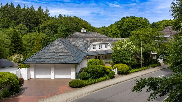 Moellerherm Immobilien - Immobilienangebot - Glücksburg - Alle - Eine Villa, die nicht vergleichbar ist – außergewöhnliches Anwesen mit 14 Zimmern, Aufzug und parkähnlichem Grundstück nahe der Ostsee