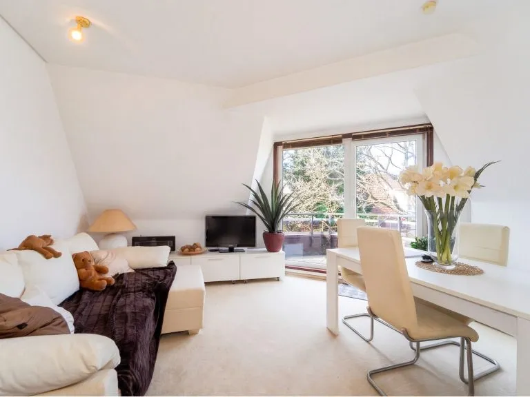 Moellerherm Immobilien - Immobilienangebot - Ahrensburg - Alle - Gemütliche 2-Zimmer-Wohnung mit Loggia, TG-Stellplatz und grünem Ausblick