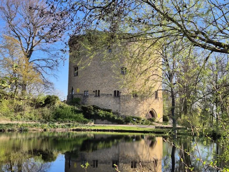 Moellerherm Immobilien - Immobilienangebot - Goslar - Alle - Hochprofitable 4*+ Residenz - Historische Burg mit 5 exklusiven Appartments im Harz (Titel für Secret Sale Teaser)
Der Zwinger Goslar – Hochprofitable Burgresidenz mit fünf Luxus-Appartements (Titel für reales Exposé)