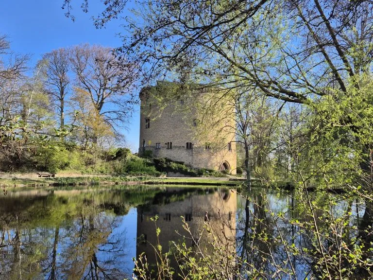 Moellerherm Immobilien - Immobilienangebot - Goslar - Alle - Hochprofitable 4*+ Residenz - Historische Burg mit 5 exklusiven Appartments im Harz (Titel für Secret Sale Teaser)
Der Zwinger Goslar – Hochprofitable Burgresidenz mit fünf Luxus-Appartements (Titel für reales Exposé)
