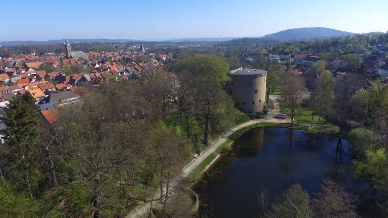 Moellerherm Immobilien - Immobilienangebot - Goslar - Alle - Hochprofitable 4*+ Residenz - Historische Burg mit 5 exklusiven Appartments im Harz (Titel für Secret Sale Teaser)
Der Zwinger Goslar – Hochprofitable Burgresidenz mit fünf Luxus-Appartements (Titel für reales Exposé)