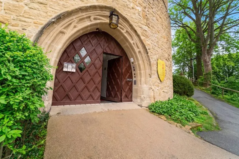 Moellerherm Immobilien - Immobilienangebot - Goslar - Alle - Hist. Top-sanierte Burg mit 5 Edel-Apartments in Goslar / Niedersachsen - JNKM ca. 215.000€