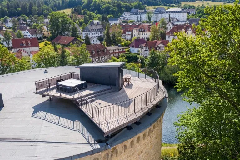 Moellerherm Immobilien - Immobilienangebot - Goslar - Alle - Hist. Top-sanierte Burg mit 5 Edel-Apartments in Goslar / Niedersachsen - JNKM ca. 215.000€