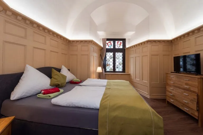 Moellerherm Immobilien - Immobilienangebot - Goslar - Alle - Hist. Top-sanierte Burg mit 5 Edel-Apartments in Goslar / Niedersachsen - JNKM ca. 215.000€