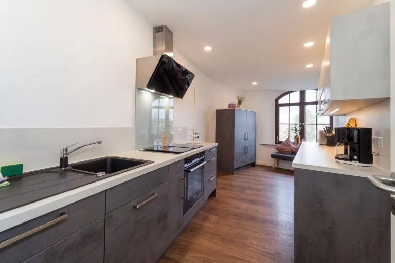 Moellerherm Immobilien - Immobilienangebot - Goslar - Alle - Hist. Top-sanierte Burg mit 5 Edel-Apartments in Goslar / Niedersachsen - JNKM ca. 215.000€