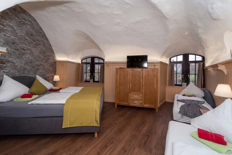 Moellerherm Immobilien - Immobilienangebot - Goslar - Alle - Hist. Top-sanierte Burg mit 5 Edel-Apartments in Goslar / Niedersachsen - JNKM ca. 215.000€