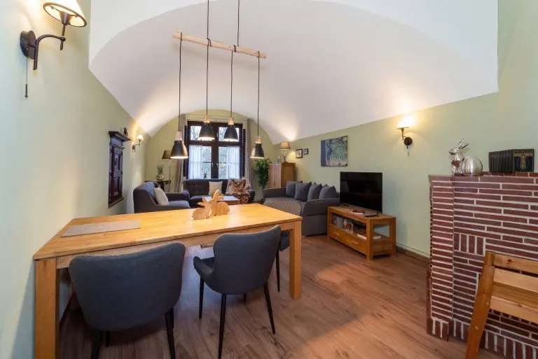 Moellerherm Immobilien - Immobilienangebot - Goslar - Alle - Hist. Top-sanierte Burg mit 5 Edel-Apartments in Goslar / Niedersachsen - JNKM ca. 215.000€