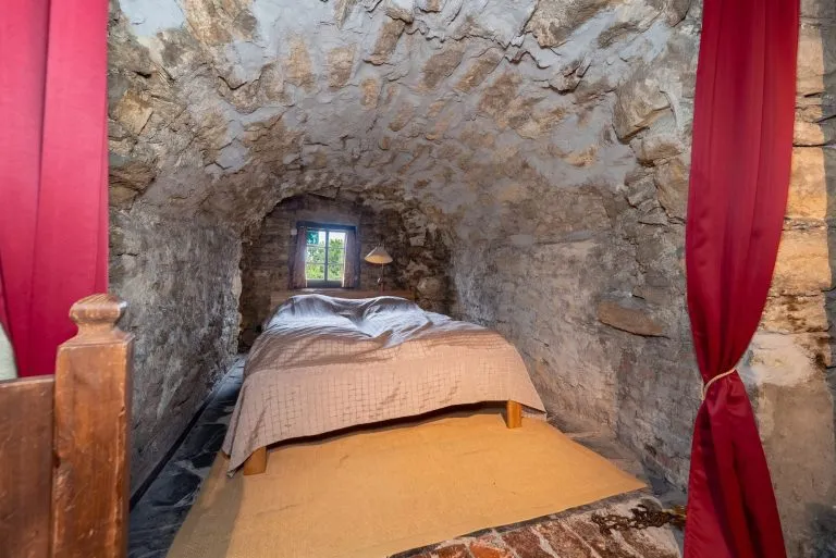 Moellerherm Immobilien - Immobilienangebot - Goslar - Alle - Hist. Top-sanierte Burg mit 5 Edel-Apartments in Goslar / Niedersachsen - JNKM ca. 215.000€