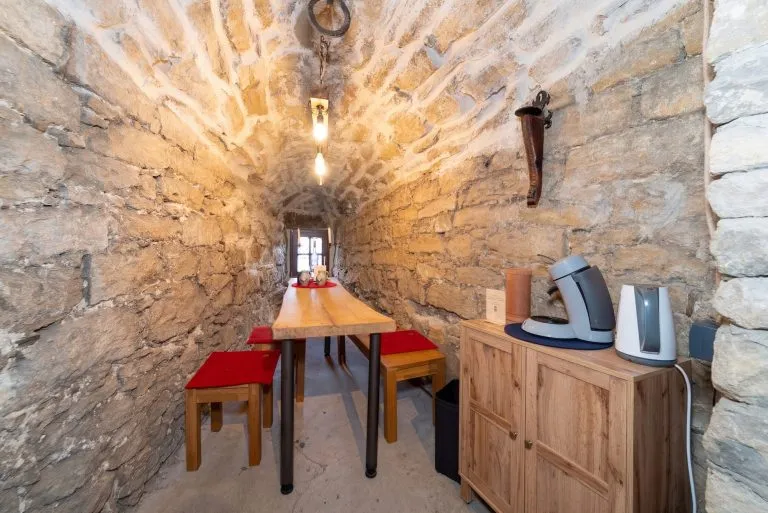 Moellerherm Immobilien - Immobilienangebot - Goslar - Alle - Hist. Top-sanierte Burg mit 5 Edel-Apartments in Goslar / Niedersachsen - JNKM ca. 215.000€