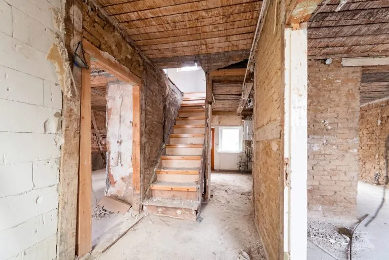 Moellerherm Immobilien - Immobilienangebot - Neustadt in Holstein - Alle - Bieterverfahren: Stadthaus-Rohdiamant -
Entkernung abgeschlossen: Jetzt beginnt Ihre Gestaltung