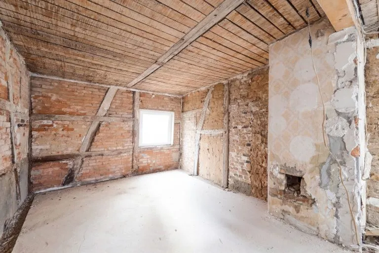Moellerherm Immobilien - Immobilienangebot - Neustadt in Holstein - Alle - Bieterverfahren: Stadthaus-Rohdiamant -
Entkernung abgeschlossen: Jetzt beginnt Ihre Gestaltung