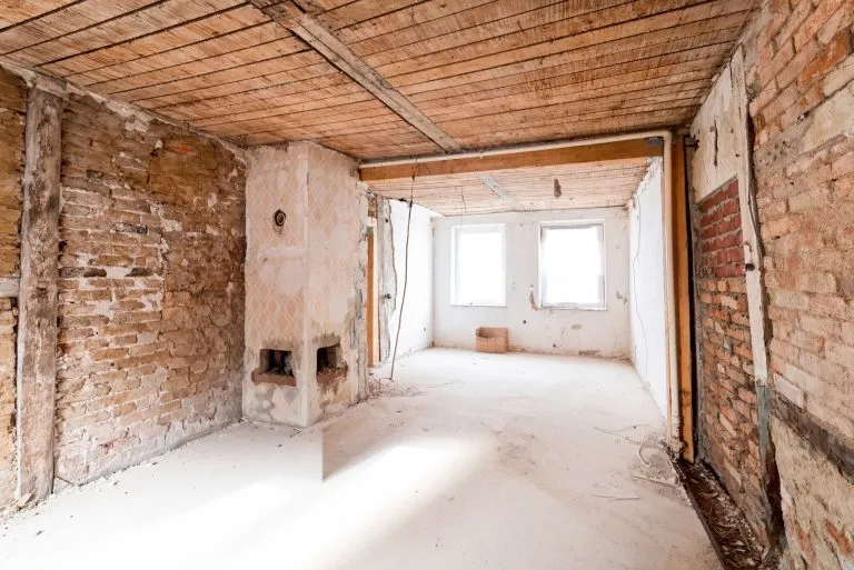 Moellerherm Immobilien - Immobilienangebot - Neustadt in Holstein - Alle - Bieterverfahren: Stadthaus-Rohdiamant -
Entkernung abgeschlossen: Jetzt beginnt Ihre Gestaltung
