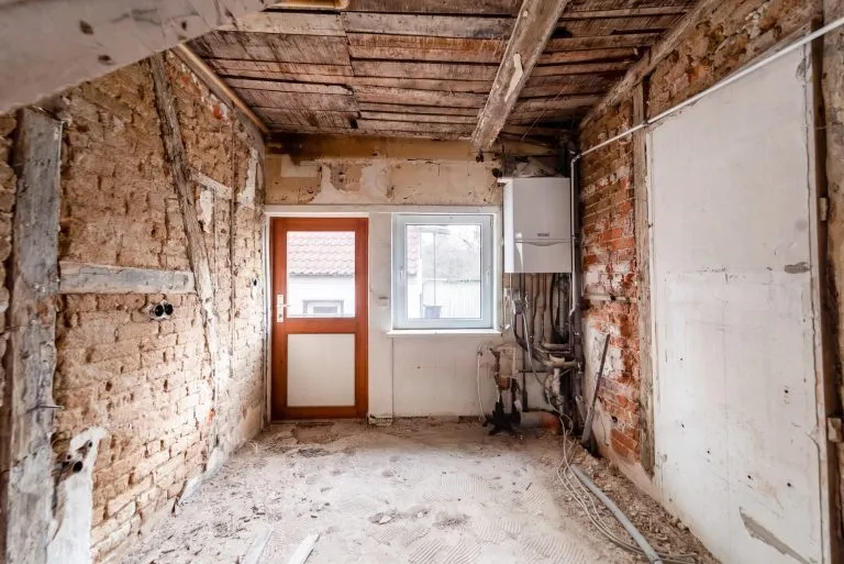 Moellerherm Immobilien - Immobilienangebot - Neustadt in Holstein - Alle - Bieterverfahren: Stadthaus-Rohdiamant -
Entkernung abgeschlossen: Jetzt beginnt Ihre Gestaltung