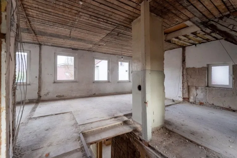 Moellerherm Immobilien - Immobilienangebot - Neustadt in Holstein - Alle - Bieterverfahren: Stadthaus-Rohdiamant -
Entkernung abgeschlossen: Jetzt beginnt Ihre Gestaltung
