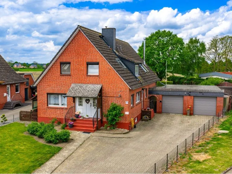 Moellerherm Immobilien - Immobilienangebot - Sarkwitz - Alle - Großzügiges Ein- bis Zweifamilienhaus in Feldrandlage