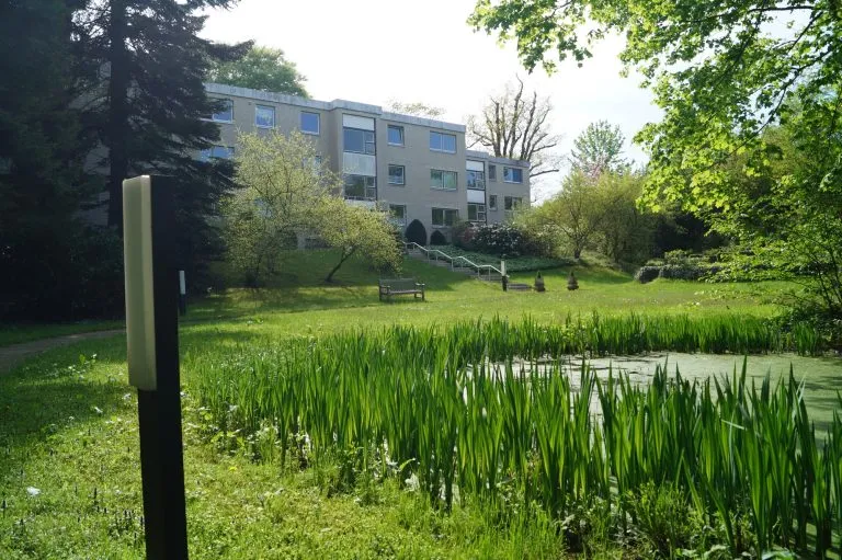 Moellerherm Immobilien - Immobilienangebot - Wentorf - Alle - Ruhe, Komfort und Parkgarten - Sonnige Wohlfühlwohnung mit Südbalkon und Blick ins Grüne