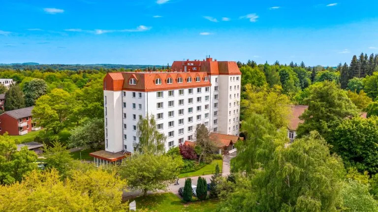 Moellerherm Immobilien - Immobilienangebot - Eutin - Alle - Finden Sie Ihren Lieblingsplatz – Individuelles Wohnen ohne Balkon in der Parkwohnanlage Wilhelmshöhe in Eutin