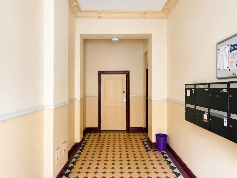 Moellerherm Immobilien - Immobilienangebot - Berlin / Tegel - Alle - 3-Zimmer-Altbauwohnung mit Entwicklungspotenzial und möglicher Aufteilung in zwei Einheiten
