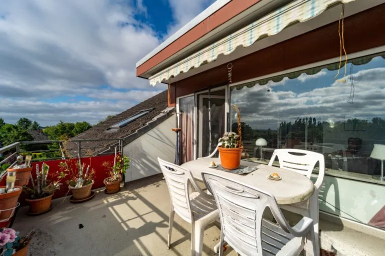 Moellerherm Immobilien - Immobilienangebot - Timmendorfer Strand - Alle - Wohnen auf zwei Ebenen: Renovierungsbedürftige  Maisonette-Wohnung mit Balkon