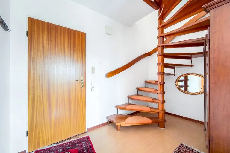 Moellerherm Immobilien - Immobilienangebot - Timmendorfer Strand - Alle - Wohnen auf zwei Ebenen: Renovierungsbedürftige  Maisonette-Wohnung mit Balkon