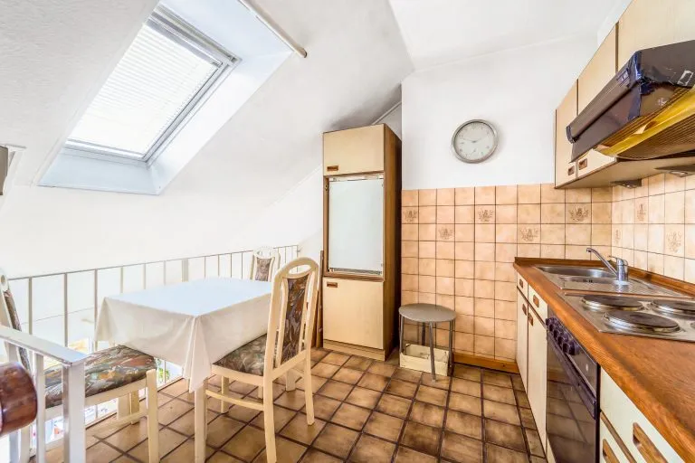 Moellerherm Immobilien - Immobilienangebot - Timmendorfer Strand - Alle - Wohnen auf zwei Ebenen: Renovierungsbedürftige  Maisonette-Wohnung mit Balkon