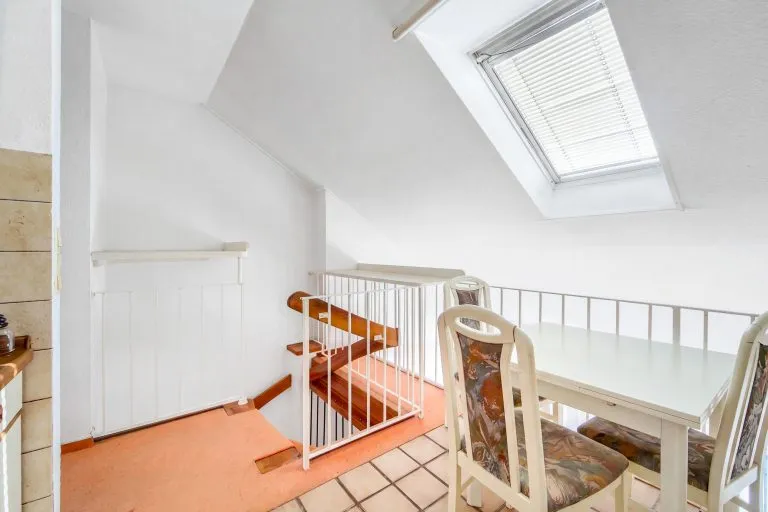 Moellerherm Immobilien - Immobilienangebot - Timmendorfer Strand - Alle - Wohnen auf zwei Ebenen: Renovierungsbedürftige  Maisonette-Wohnung mit Balkon