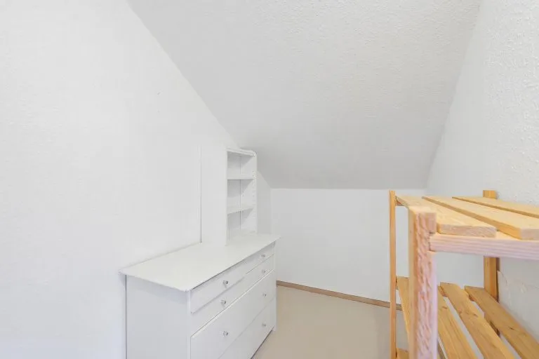 Moellerherm Immobilien - Immobilienangebot - Timmendorfer Strand - Alle - Wohnen auf zwei Ebenen: Renovierungsbedürftige  Maisonette-Wohnung mit Balkon