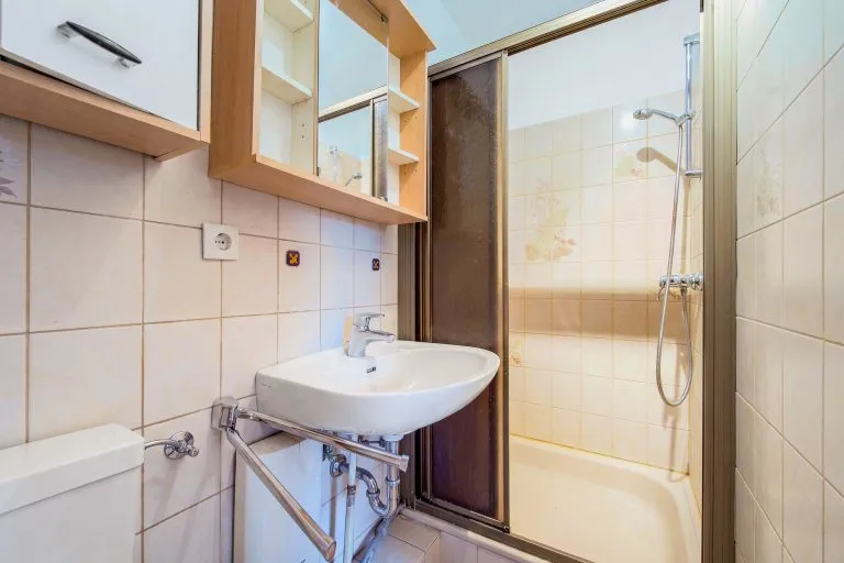 Moellerherm Immobilien - Immobilienangebot - Timmendorfer Strand - Alle - Wohnen auf zwei Ebenen: Renovierungsbedürftige  Maisonette-Wohnung mit Balkon